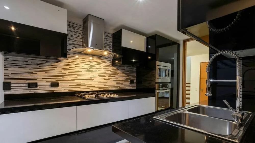 Commercial-style range hood